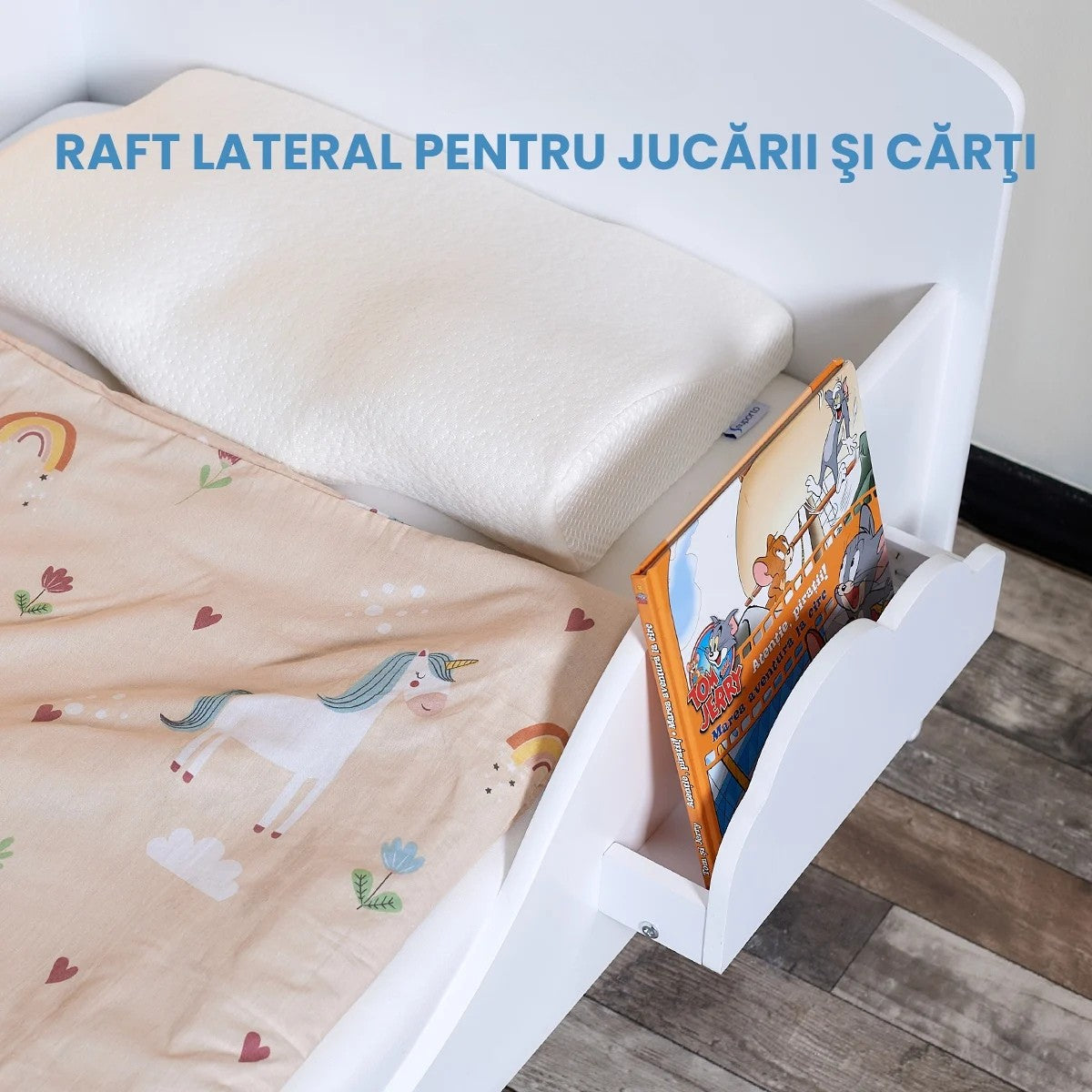 Pat Copii cu Protectie Laterala si Raft Depozitare Carti si Jucarii, Model Norisor, Patut pentru Baieti si Fetite Varsta de 3 - 8 Ani, Mobilier din Lemn MDF, Alb + Bonus Stickere Fosforescente
