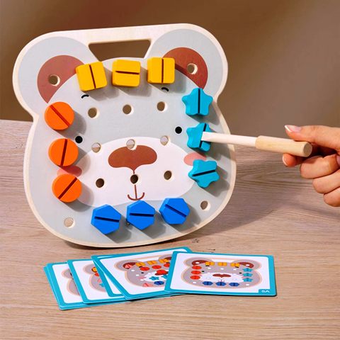 Joc Montessori Urs cu Șuruburi – Panou Educativ cu Forme și Cartonașe