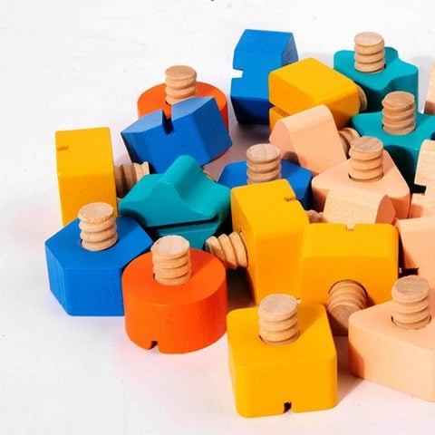 Joc Montessori Urs cu Șuruburi – Panou Educativ cu Forme și Cartonașe