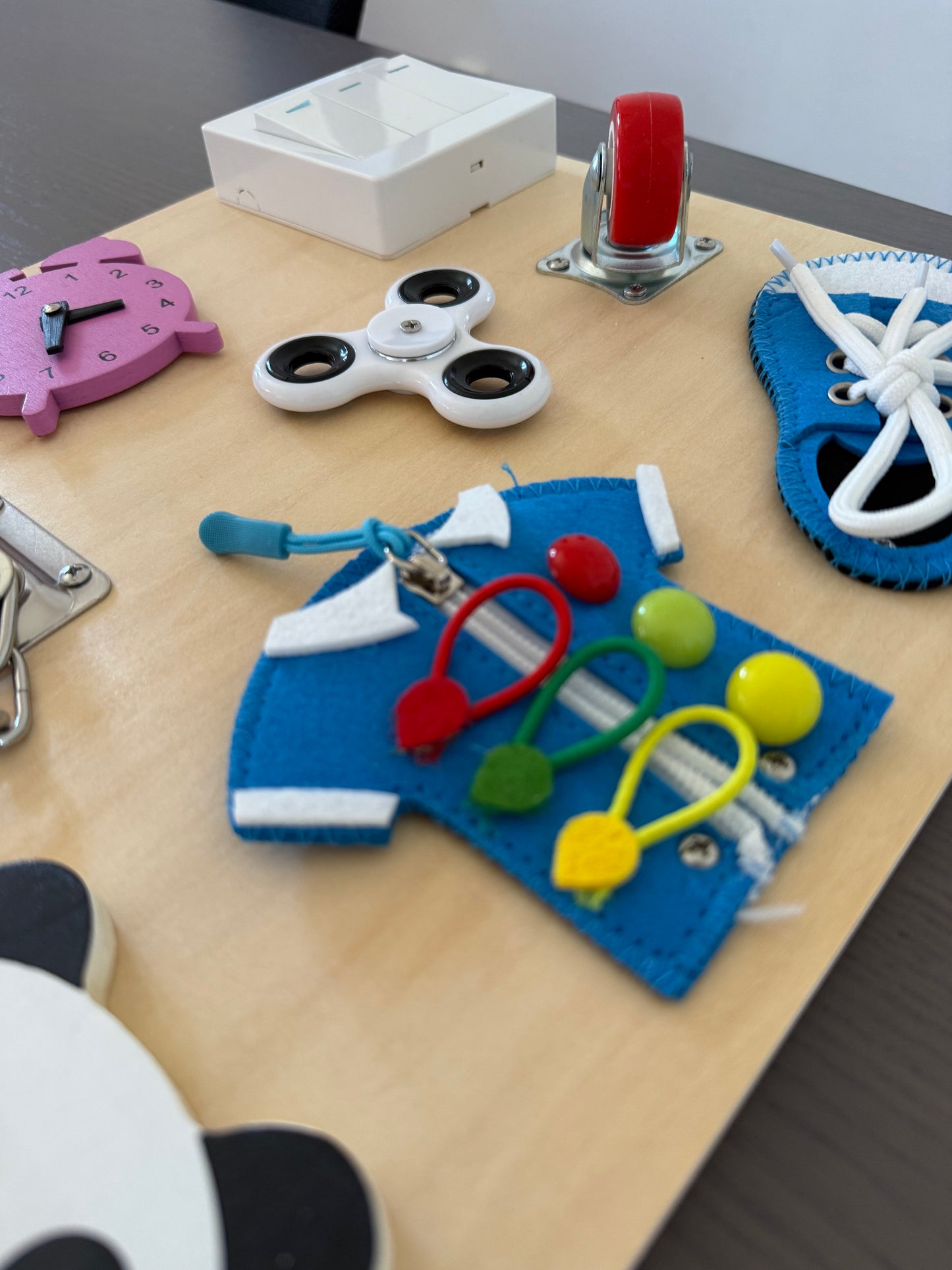 Panou de activitati Montessori. Busy board din lemn