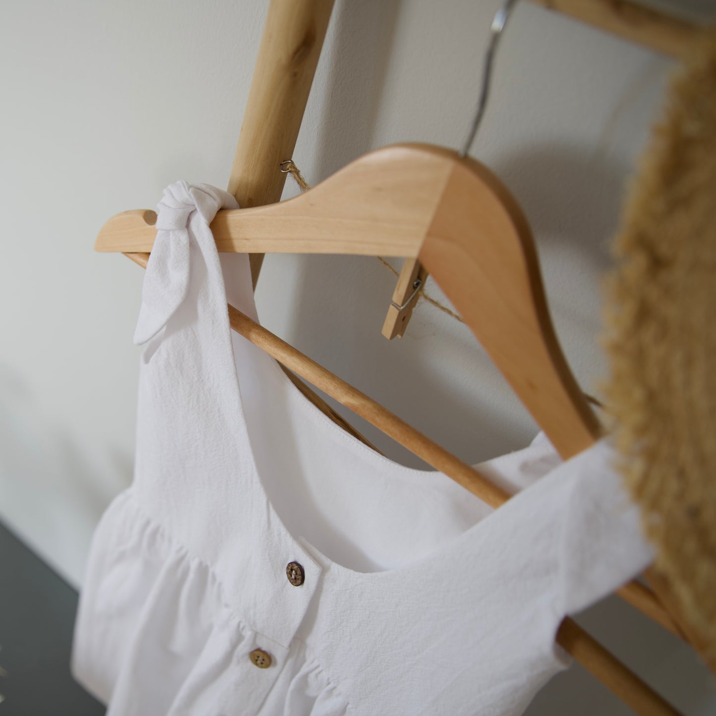 Rochita alba fetite cu bretele