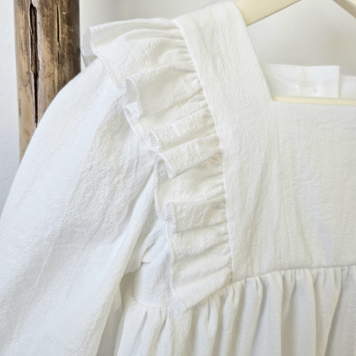 Rochita Alba Cu Volanase