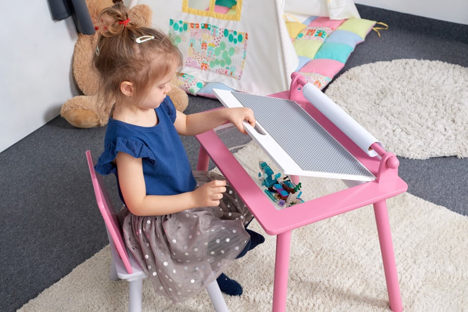 Birou pentru copii Roz cu tabla compatibila cu piese LEGO, din MDF, cu Scaunel, Rola de desen, Spatiu de depozitare, Blat reversibil