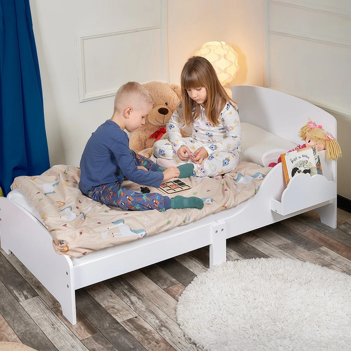 Pat Copii cu Protectie Laterala si Raft Depozitare Carti si Jucarii, Model Norisor, Patut pentru Baieti si Fetite Varsta de 3 - 8 Ani, Mobilier din Lemn MDF, Alb + Bonus Stickere Fosforescente