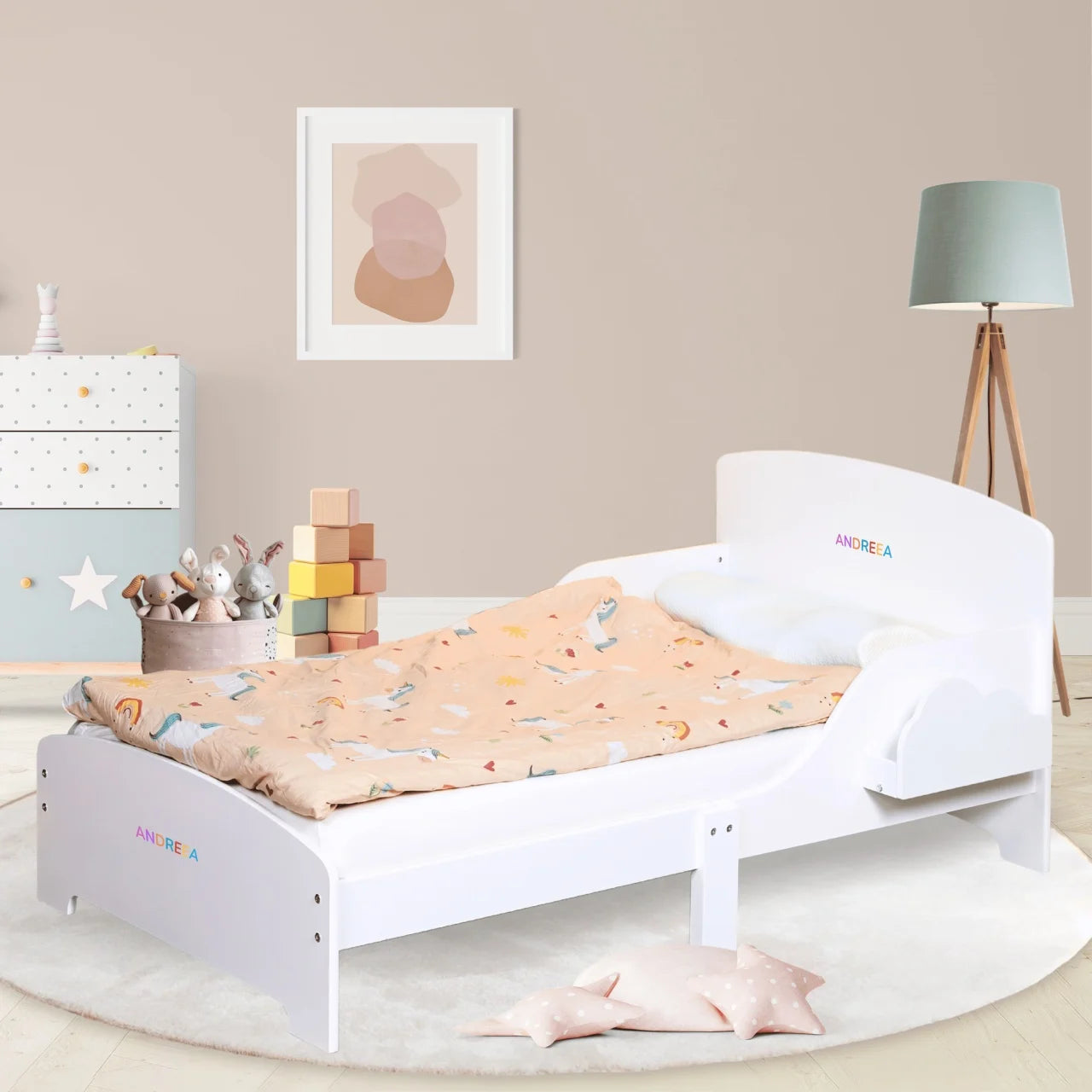 Pat Copii cu Protectie Laterala si Raft Depozitare Carti si Jucarii, Model Norisor, Patut pentru Baieti si Fetite Varsta de 3 - 8 Ani, Mobilier din Lemn MDF, Alb + Bonus Stickere Fosforescente