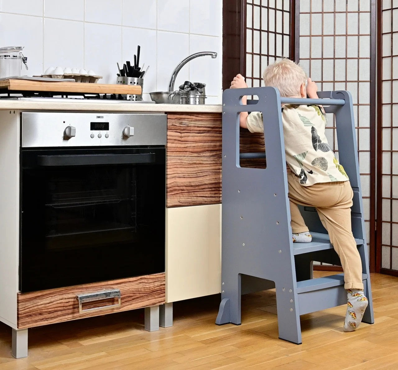 Turn de Invatare pentru Copii - Inaltator de tip Learning Tower cu Treapta de urcare antiderapanta si Balustrade de Protectie
