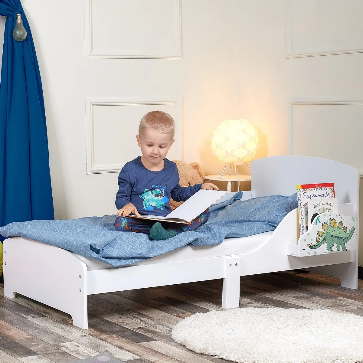 Pat Copii cu Protectie Laterala si Raft Depozitare Carti si Jucarii, Model Dinozaur, Patut pentru Baieti si Fetite Varsta de 3 - 8 Ani, Mobilier din Lemn MDF, Alb + Bonus Stickere Fosforescente