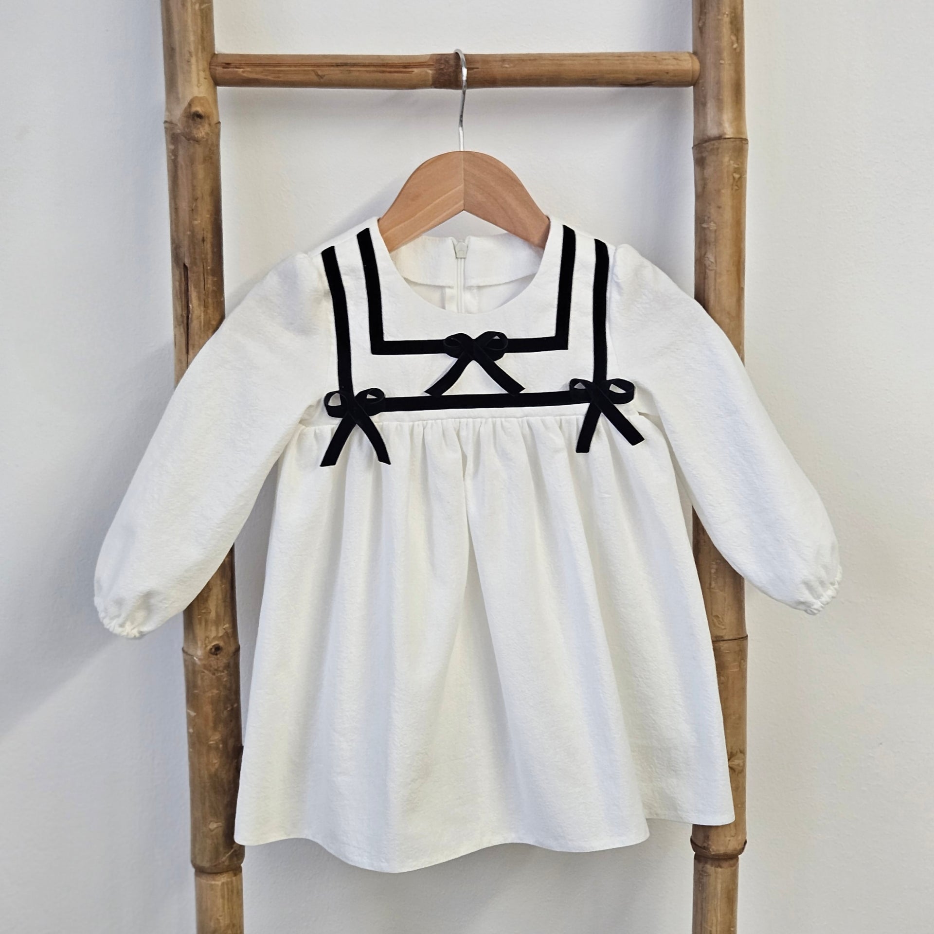 Rochita Alba Cu Fundite