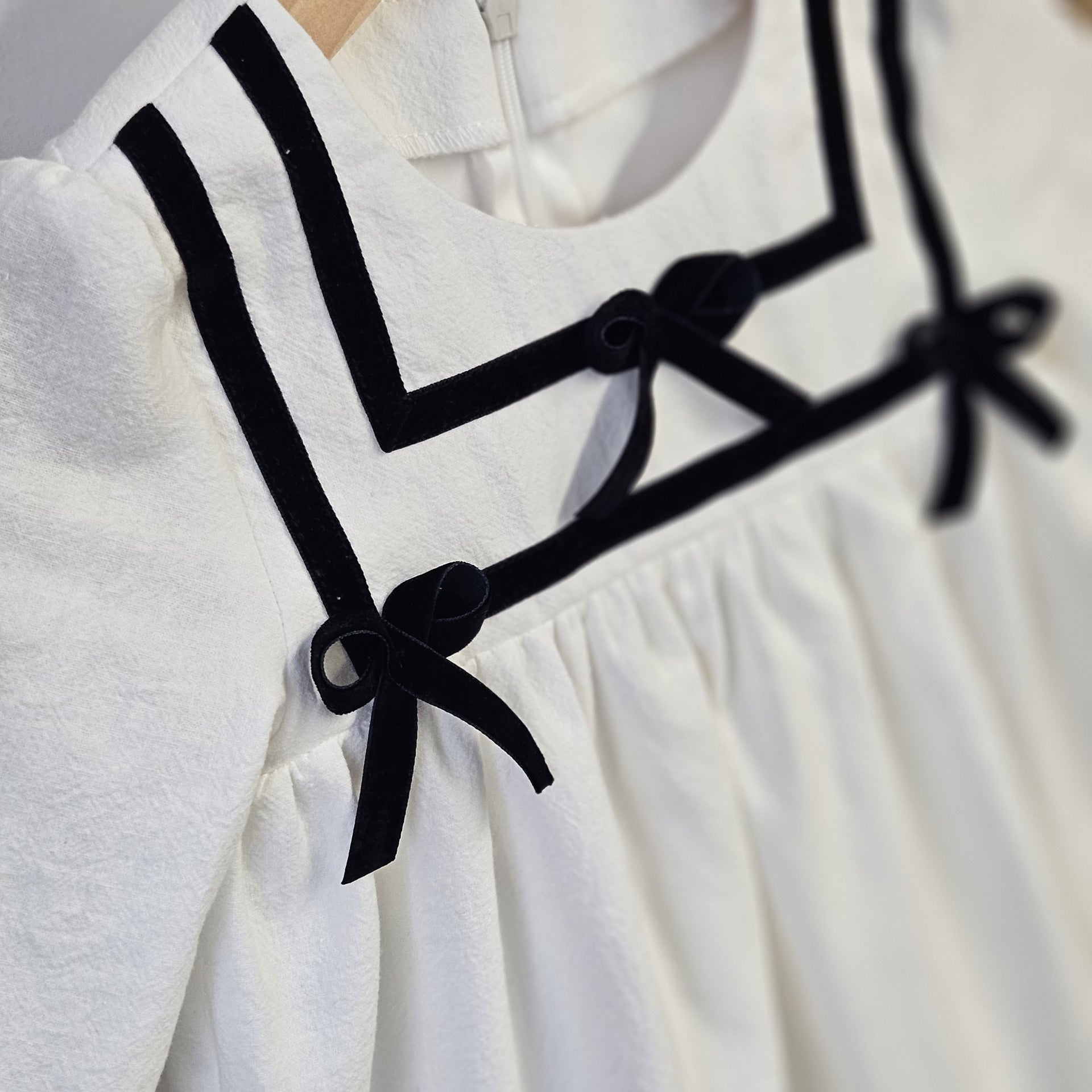 Rochita Alba Cu Fundite