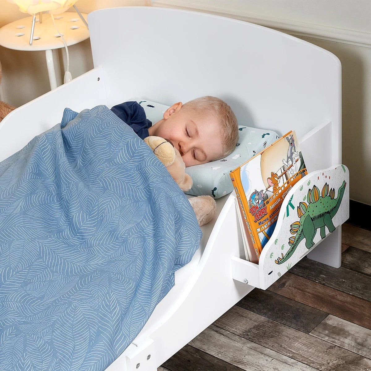 Pat Copii cu Protectie Laterala si Raft Depozitare Carti si Jucarii, Model Dinozaur, Patut pentru Baieti si Fetite Varsta de 3 - 8 Ani, Mobilier din Lemn MDF, Alb + Bonus Stickere Fosforescente