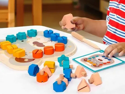 Joc Montessori Urs cu Șuruburi – Panou Educativ cu Forme și Cartonașe - Bebeboo - Totul pentru copii. Jucării, Hăinuțe, Perne, Mobilier, Textile