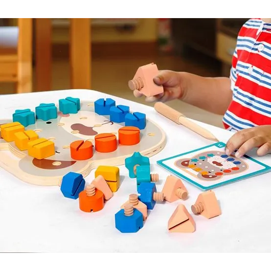 Joc Montessori Urs cu Șuruburi – Panou Educativ cu Forme și Cartonașe