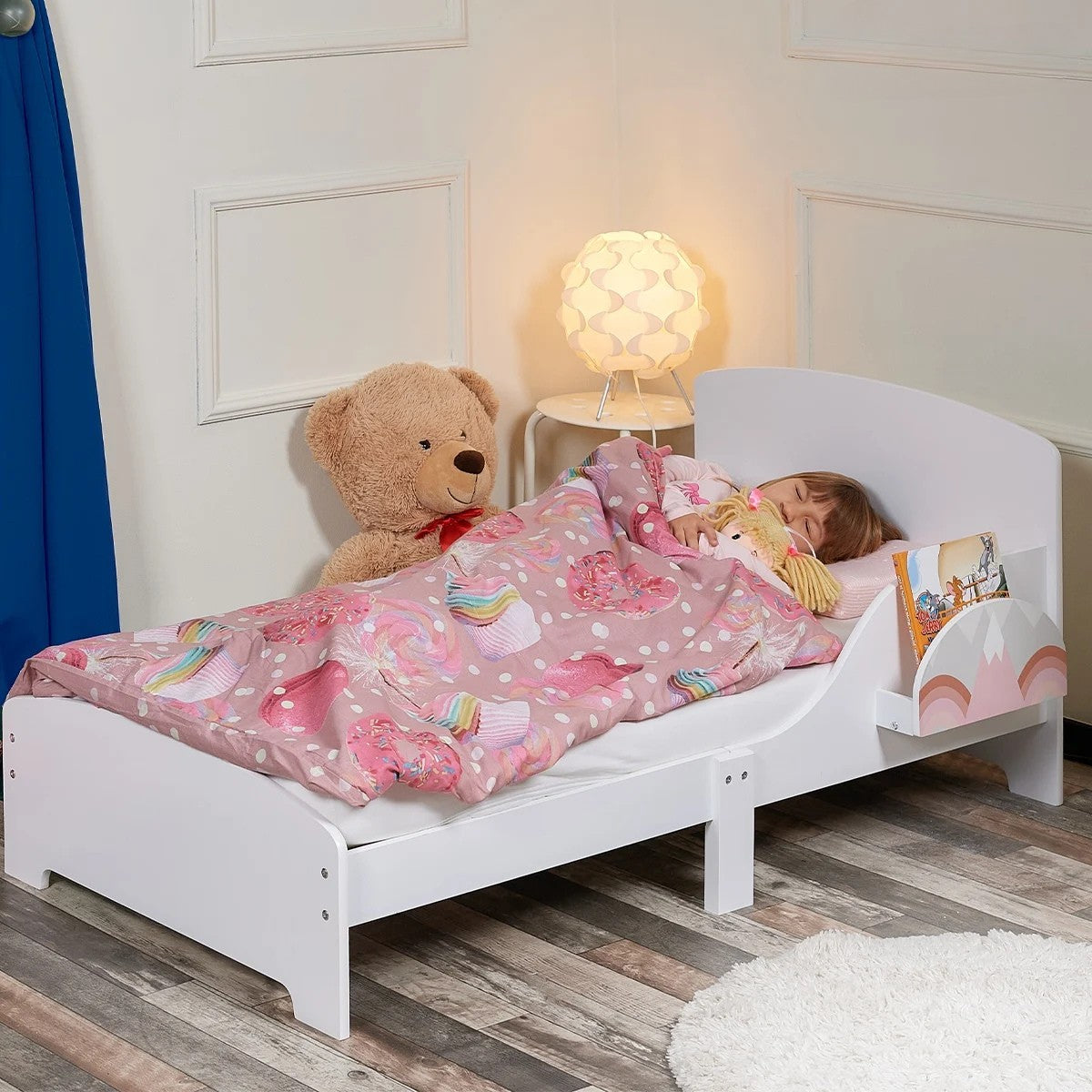 Pat Copii cu Protectie Laterala si Raft Depozitare Carti si Jucarii, Model Curcubeu, Patut pentru Fetite Varsta de 3 - 8 Ani, Mobilier din Lemn MDF, Alb + Bonus Stickere Fosforescente