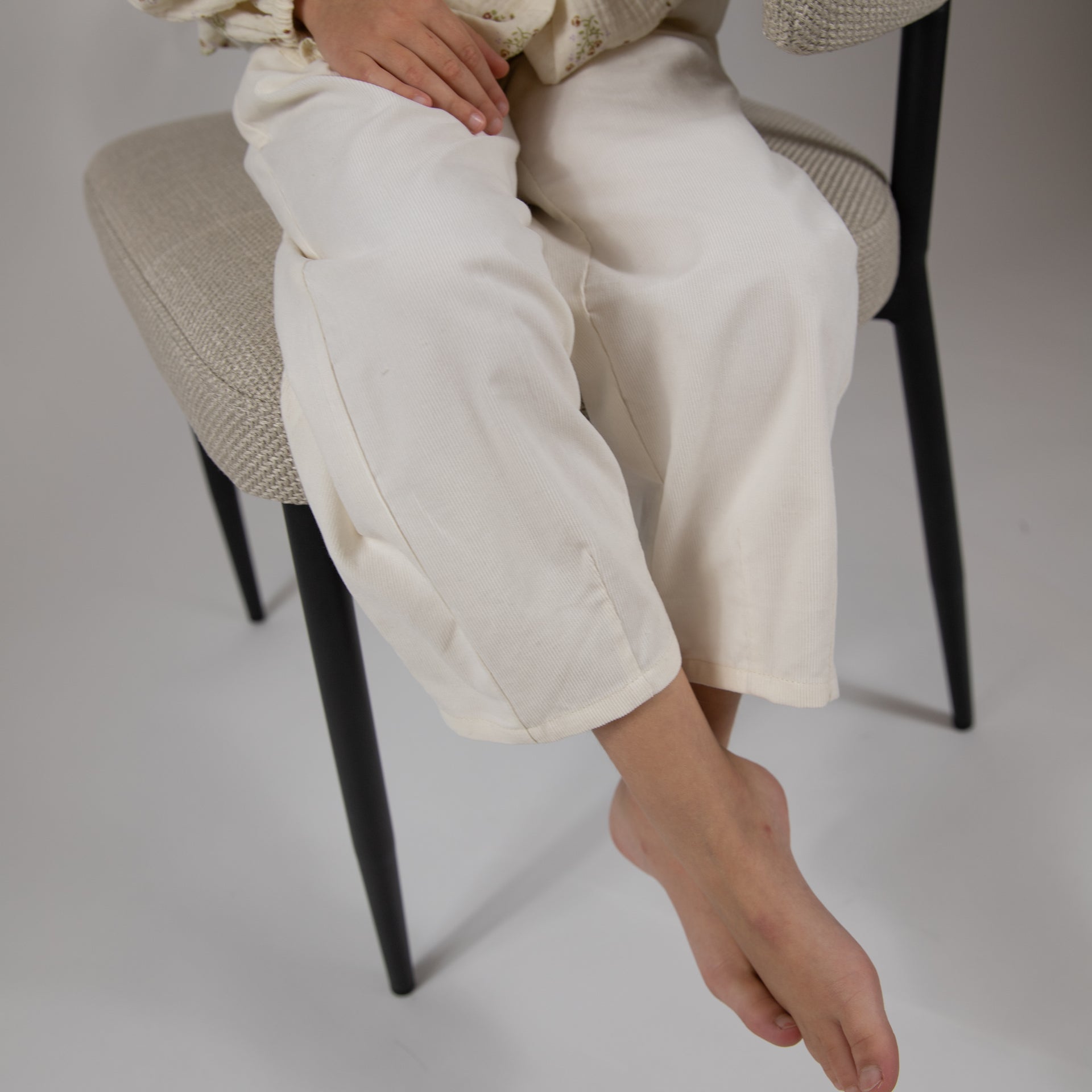 Pantaloni ecru din catifea pentru fete