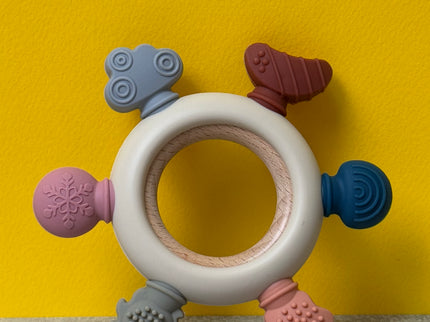 Jucărie de Dentiție Multisenzorial - Inel de dentiție din lemn și silicon - Bej deschis. 0+ - Bebeboo - Totul pentru copii. Jucării, Hăinuțe, Perne, Mobilier, Textile