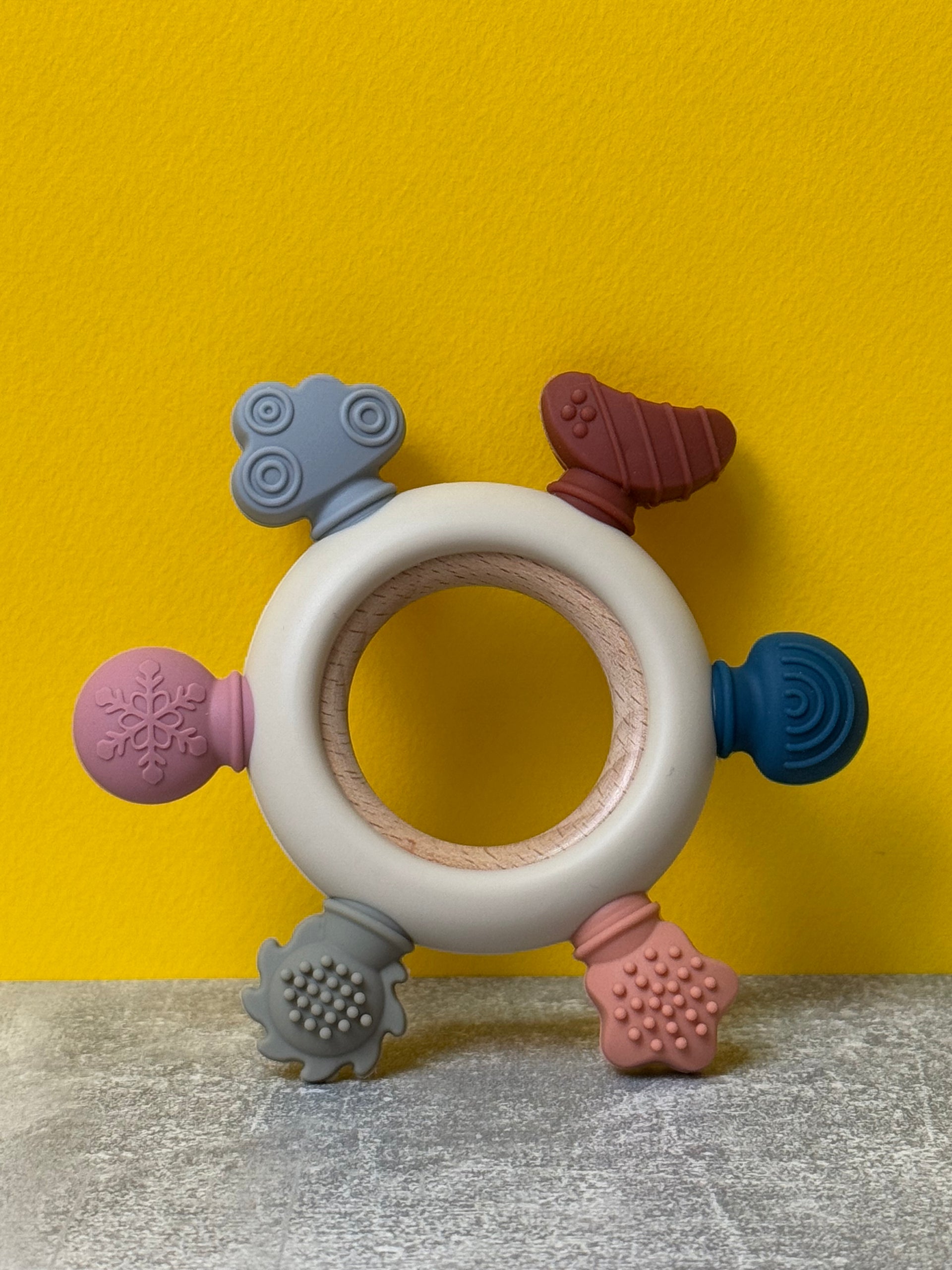 Jucărie de Dentiție Multisenzorial - Inel de dentiție din lemn și silicon - Bej deschis. 0+