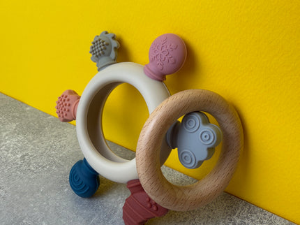 Jucărie de Dentiție Multisenzorial - Inel de dentiție din lemn și silicon - Bej deschis. 0+ - Bebeboo - Totul pentru copii. Jucării, Hăinuțe, Perne, Mobilier, Textile