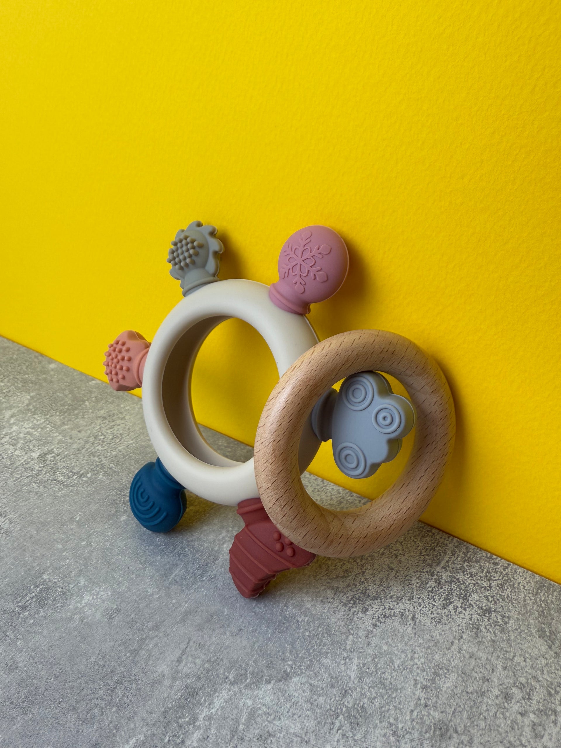 Jucărie de Dentiție Multisenzorial - Inel de dentiție din lemn și silicon - Bej deschis. 0+