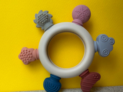 Jucărie de Dentiție Multisenzorial - Inel de dentiție din lemn și silicon - Bej deschis. 0+ - Bebeboo - Totul pentru copii. Jucării, Hăinuțe, Perne, Mobilier, Textile