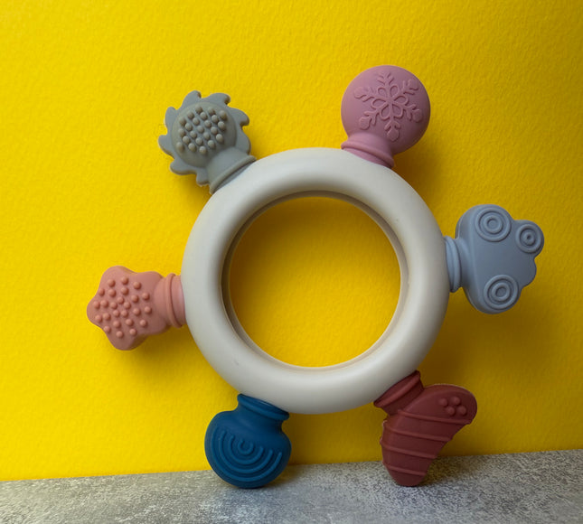 Jucărie de Dentiție Multisenzorial - Inel de dentiție din lemn și silicon - Bej deschis. 0+ - Bebeboo - Totul pentru copii. Jucării, Hăinuțe, Perne, Mobilier, Textile
