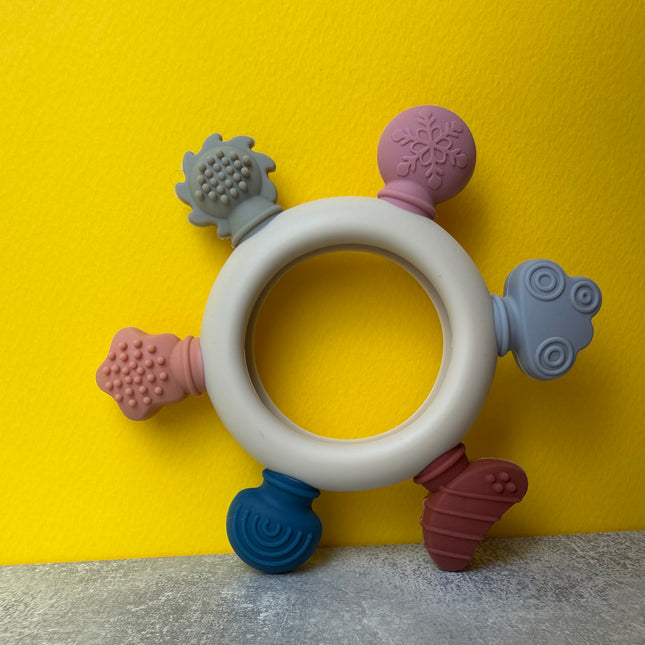 Jucărie de Dentiție Multisenzorial - Inel de dentiție din lemn și silicon - Bej deschis. 0+ - Bebeboo - Totul pentru copii. Jucării, Hăinuțe, Perne, Mobilier, Textile