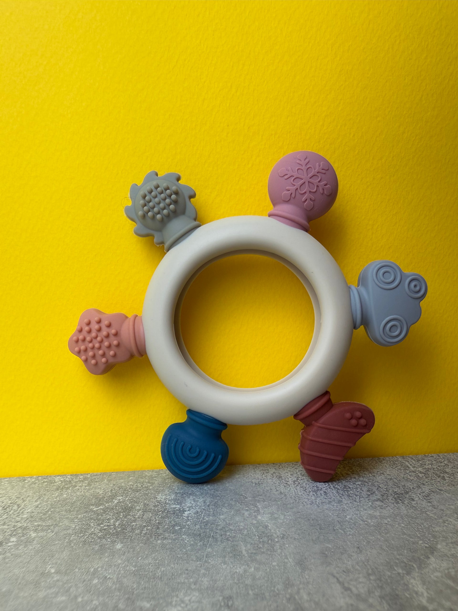 Jucărie de Dentiție Multisenzorial - Inel de dentiție din lemn și silicon - Bej deschis. 0+