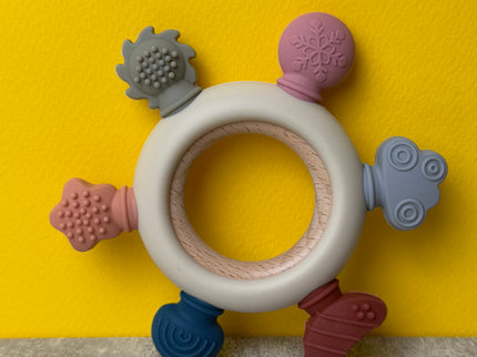 Jucărie de Dentiție Multisenzorial - Inel de dentiție din lemn și silicon - Bej deschis. 0+ - Bebeboo - Totul pentru copii. Jucării, Hăinuțe, Perne, Mobilier, Textile
