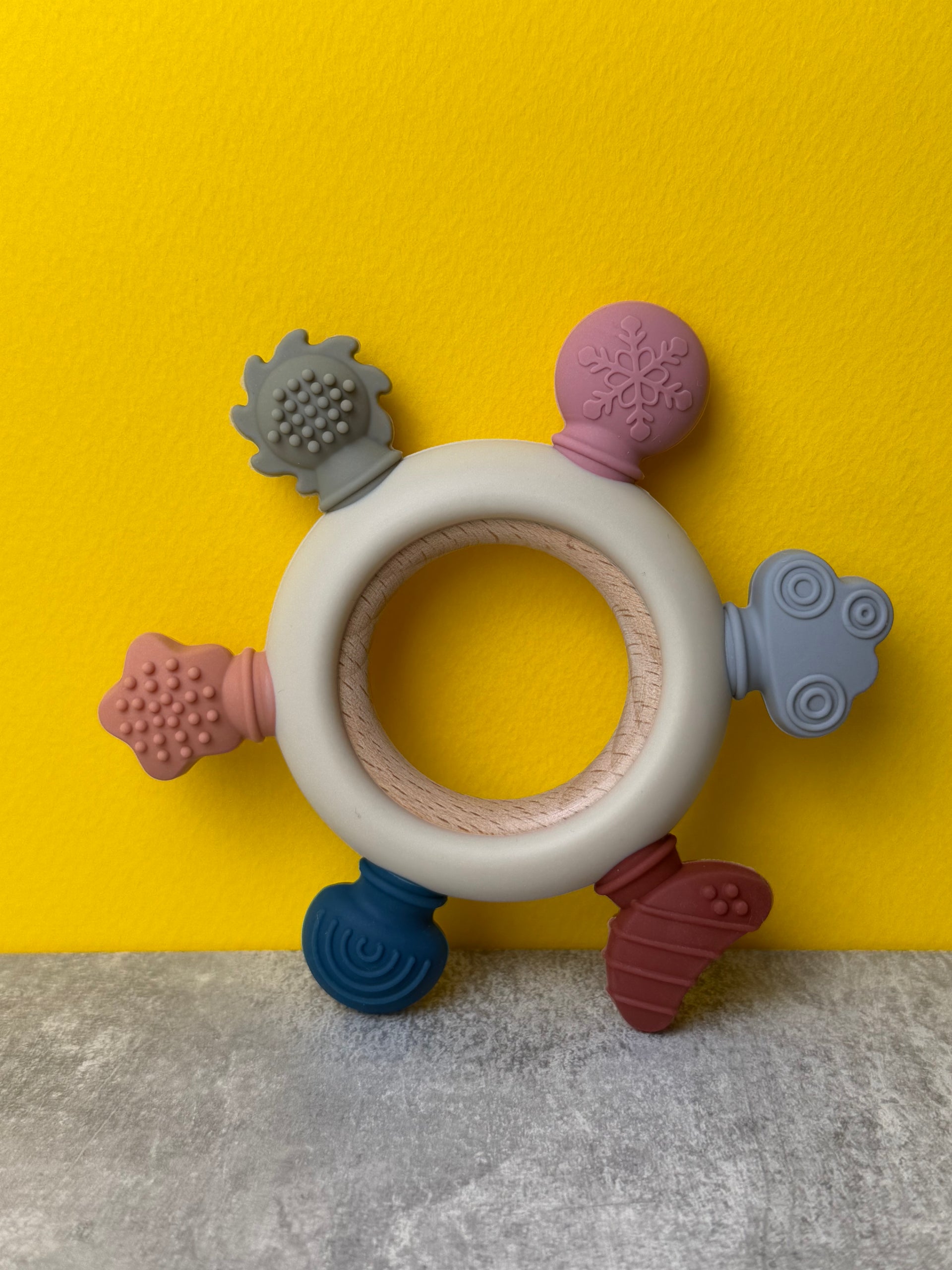 Jucărie de Dentiție Multisenzorial - Inel de dentiție din lemn și silicon - Bej deschis. 0+
