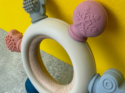 Jucărie de Dentiție Multisenzorial - Inel de dentiție din lemn și silicon - Bej deschis. 0+ - Bebeboo - Totul pentru copii. Jucării, Hăinuțe, Perne, Mobilier, Textile