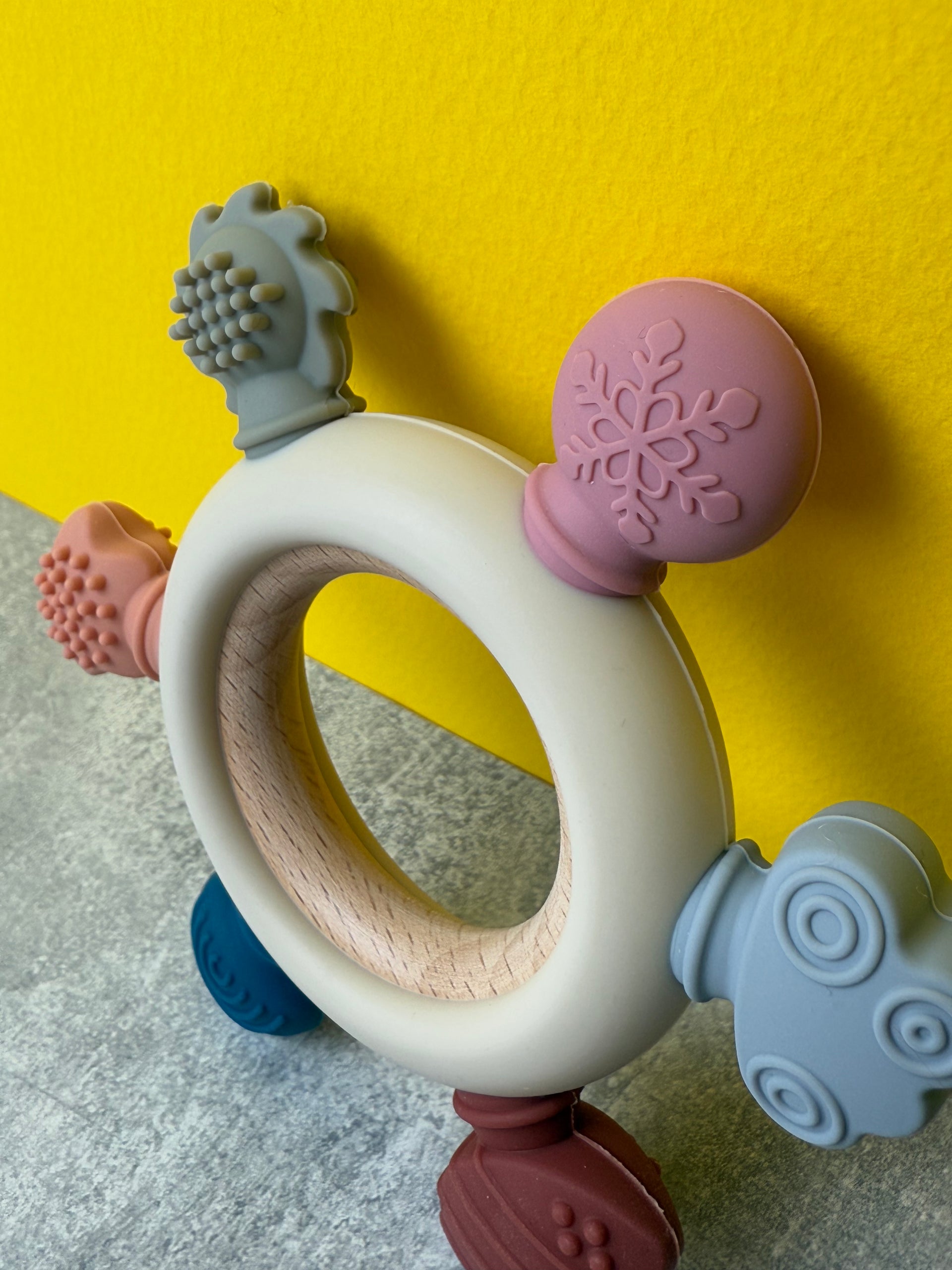 Jucărie de Dentiție Multisenzorial - Inel de dentiție din lemn și silicon - Bej deschis. 0+