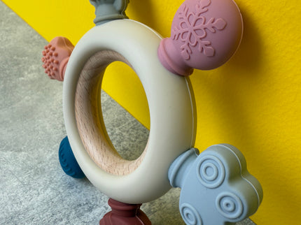 Jucărie de Dentiție Multisenzorial - Inel de dentiție din lemn și silicon - Bej deschis. 0+ - Bebeboo - Totul pentru copii. Jucării, Hăinuțe, Perne, Mobilier, Textile