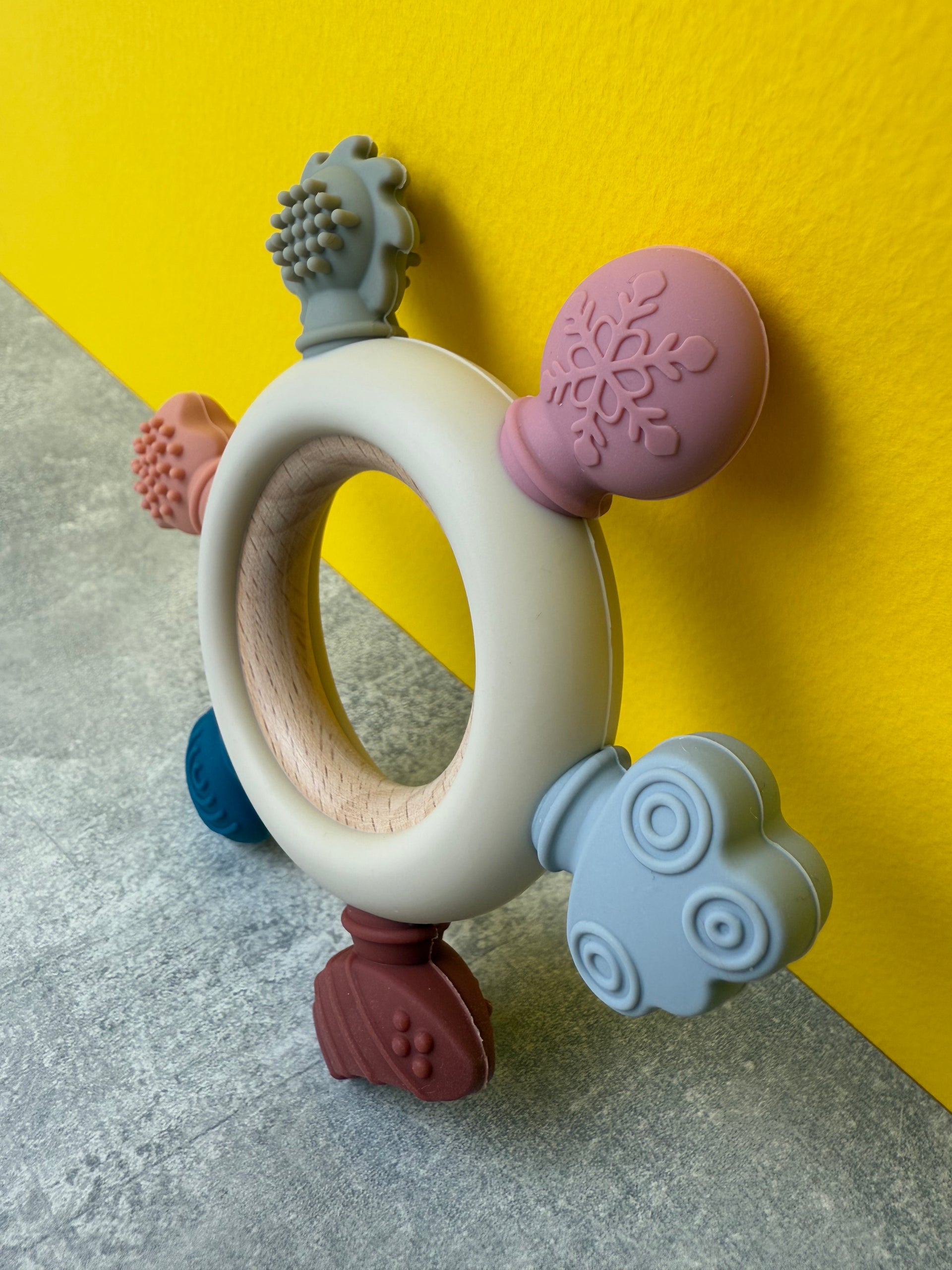 Jucărie de Dentiție Multisenzorial - Inel de dentiție din lemn și silicon - Bej deschis. 0+