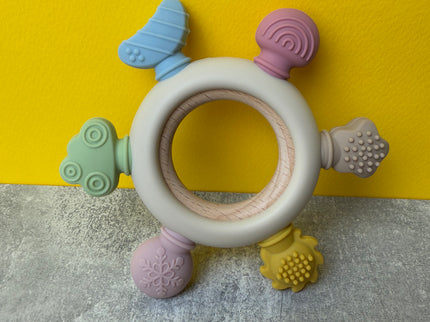 Jucărie de Dentiție Multisenzorial - Inel de dentiție din lemn și silicon Alb crem. 0+ - Bebeboo - Totul pentru copii. Jucării, Hăinuțe, Perne, Mobilier, Textile