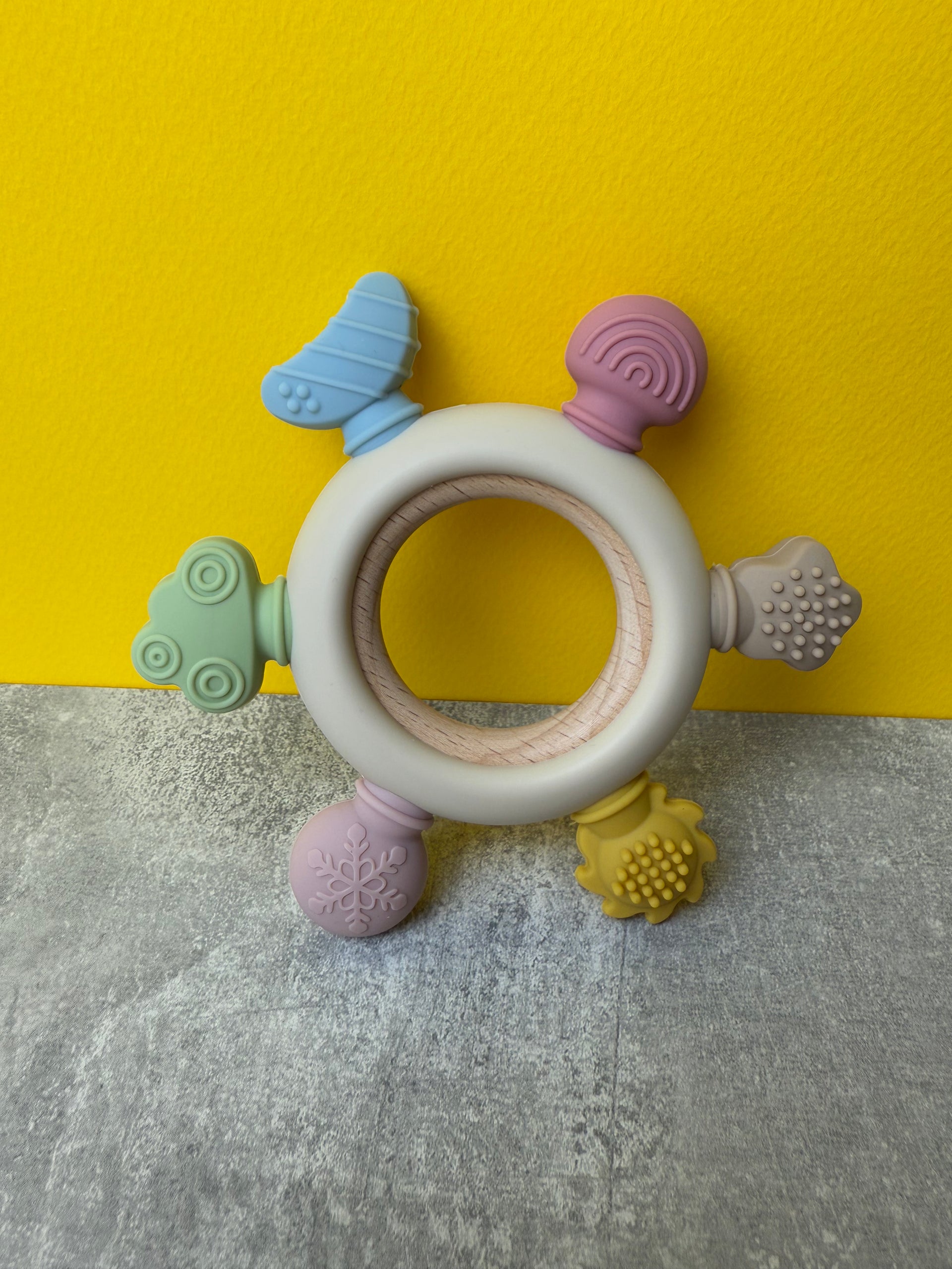 Jucărie de Dentiție Multisenzorial - Inel de dentiție din lemn și silicon Alb crem. 0+