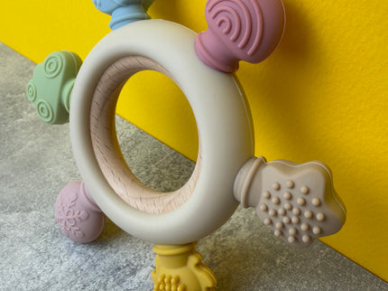 Jucărie de Dentiție Multisenzorial - Inel de dentiție din lemn și silicon Alb crem. 0+ - Bebeboo - Totul pentru copii. Jucării, Hăinuțe, Perne, Mobilier, Textile