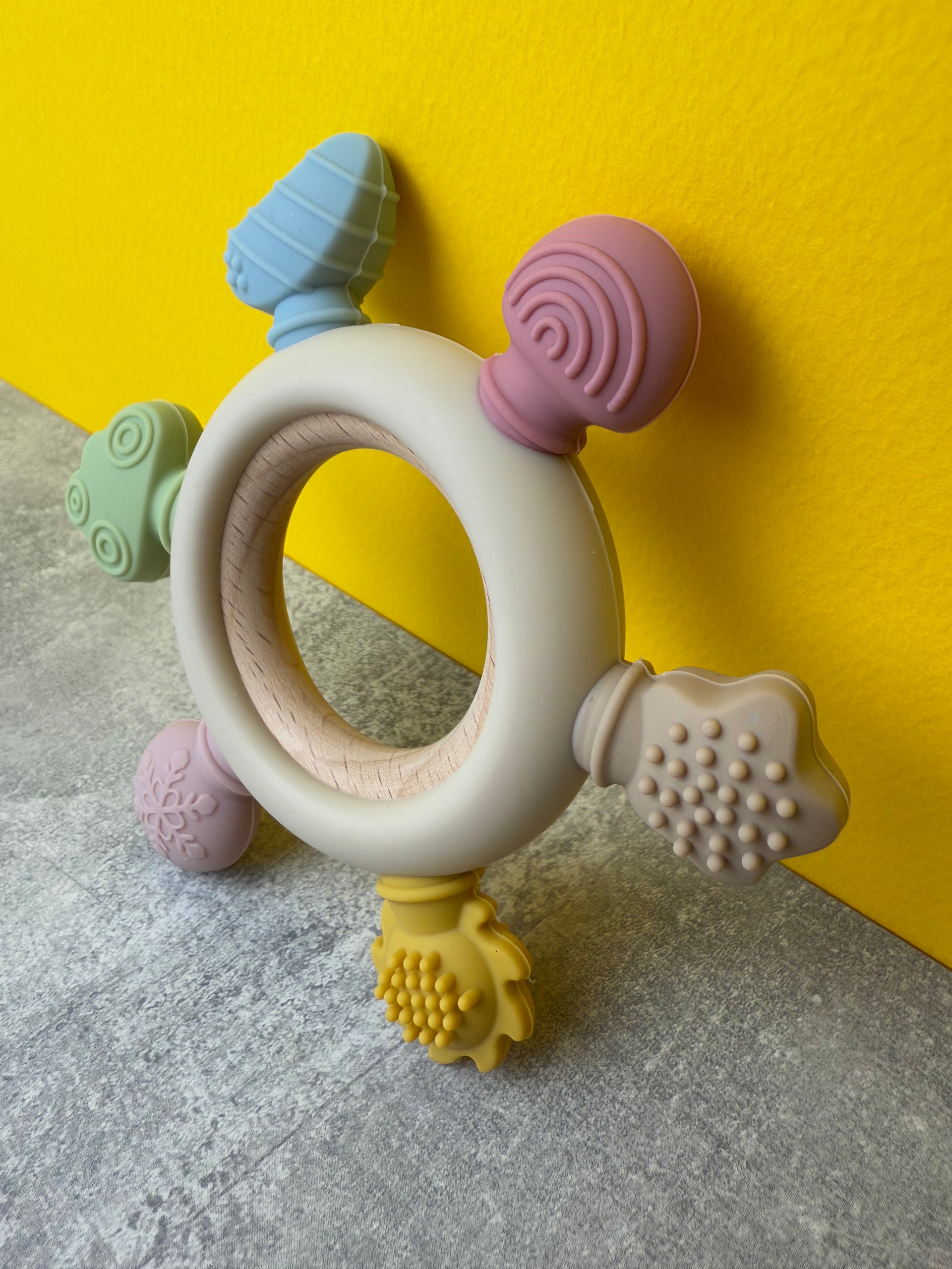 Jucărie de Dentiție Multisenzorial - Inel de dentiție din lemn și silicon Alb crem. 0+