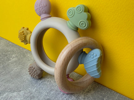 Jucărie de Dentiție Multisenzorial - Inel de dentiție din lemn și silicon Alb crem. 0+ - Bebeboo - Totul pentru copii. Jucării, Hăinuțe, Perne, Mobilier, Textile
