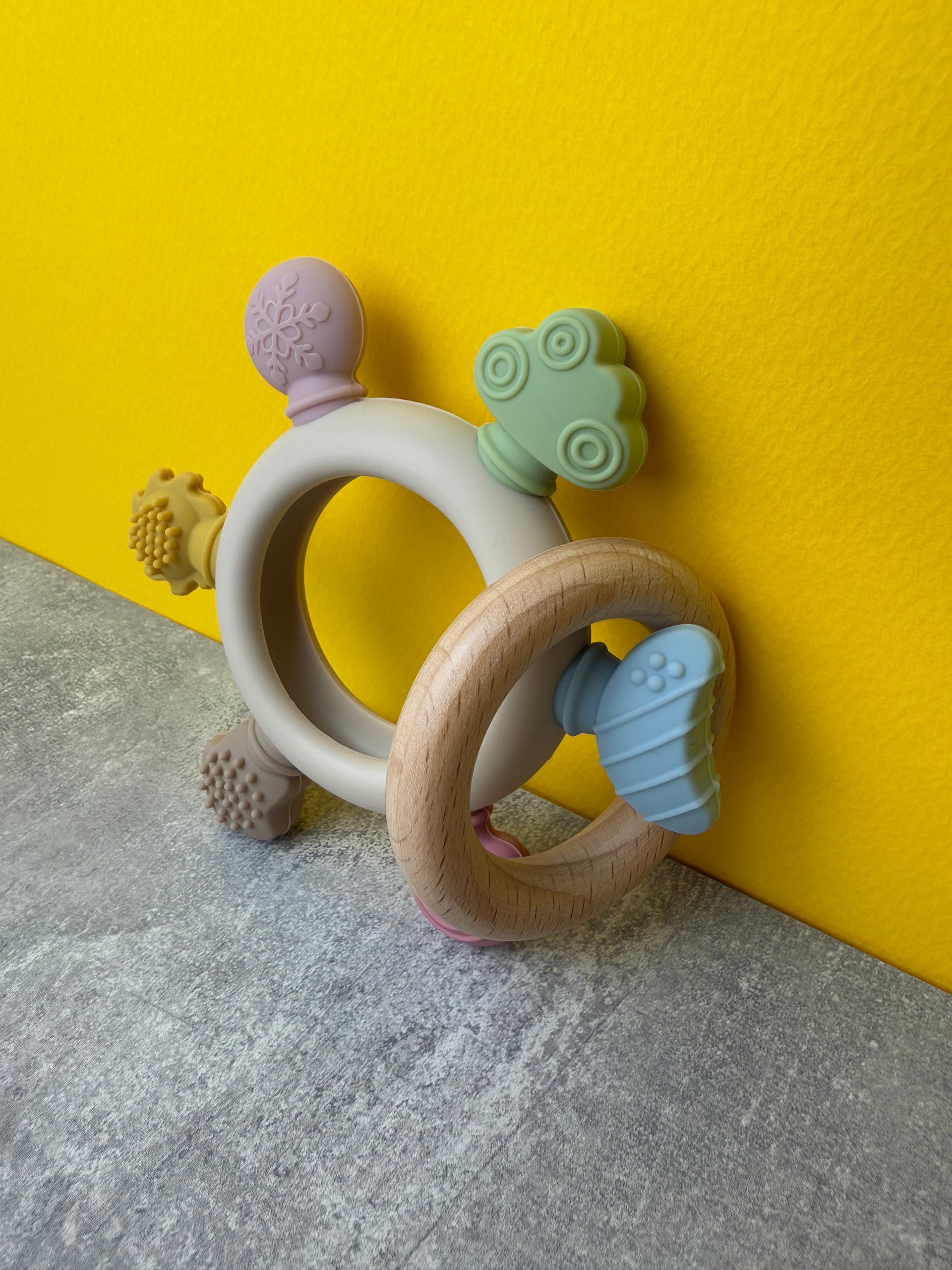 Jucărie de Dentiție Multisenzorial - Inel de dentiție din lemn și silicon Alb crem. 0+