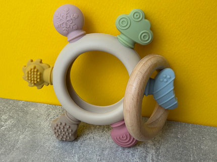 Jucărie de Dentiție Multisenzorial - Inel de dentiție din lemn și silicon Alb crem. 0+ - Bebeboo - Totul pentru copii. Jucării, Hăinuțe, Perne, Mobilier, Textile
