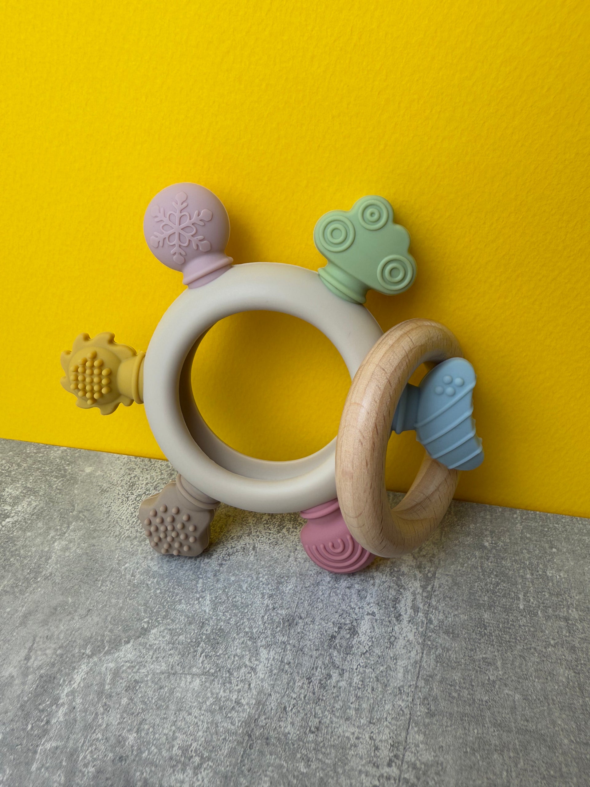 Jucărie de Dentiție Multisenzorial - Inel de dentiție din lemn și silicon Alb crem. 0+
