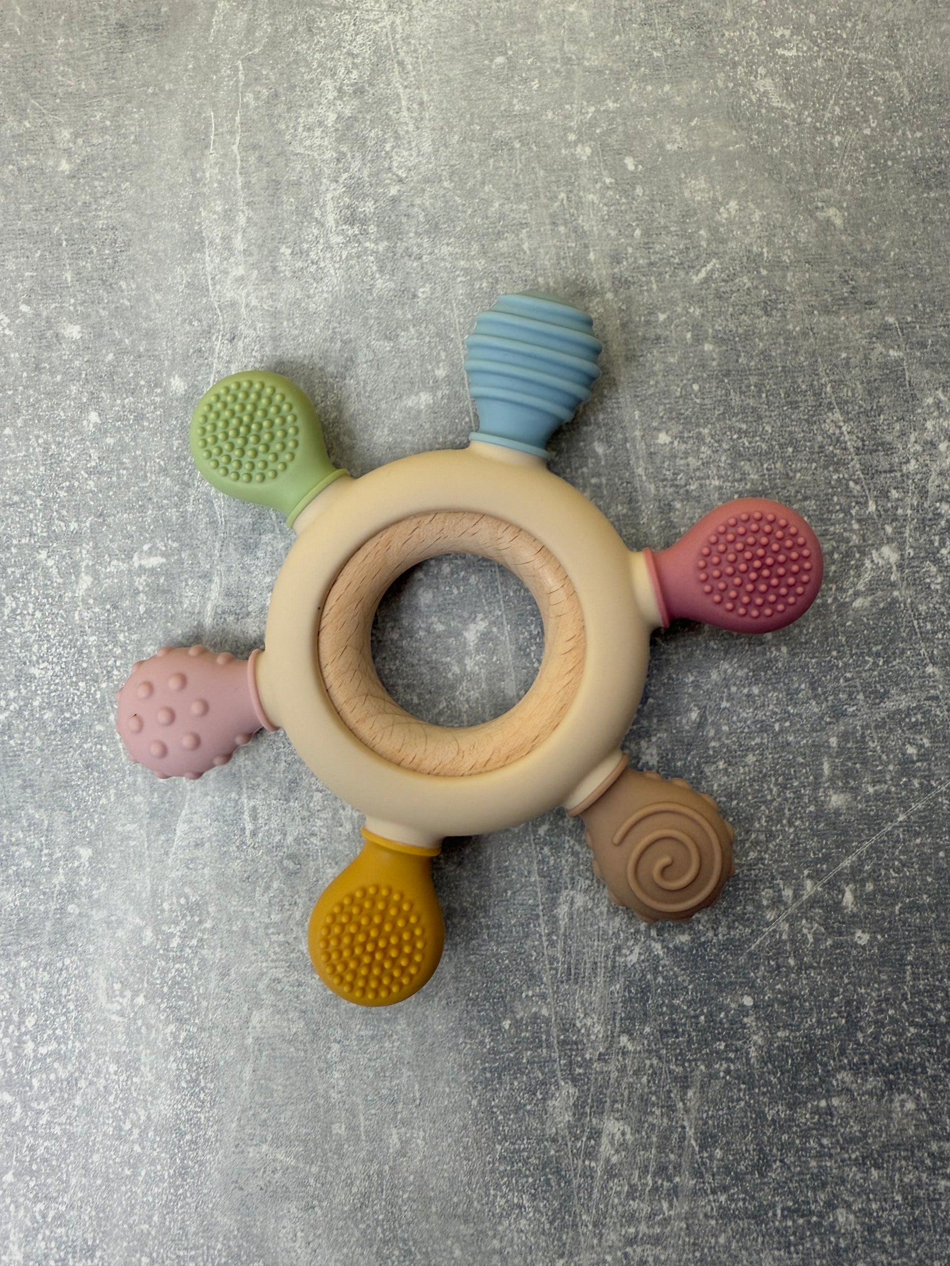 Jucărie de Dentiție Multisenzorial - Inel de dentiție din lemn și silicon - Bej. 0+