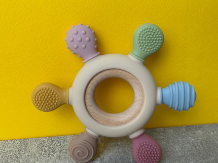 Jucărie de Dentiție Multisenzorial - Inel de dentiție din lemn și silicon - Bej. 0+ - Bebeboo - Totul pentru copii. Jucării, Hăinuțe, Perne, Mobilier, Textile