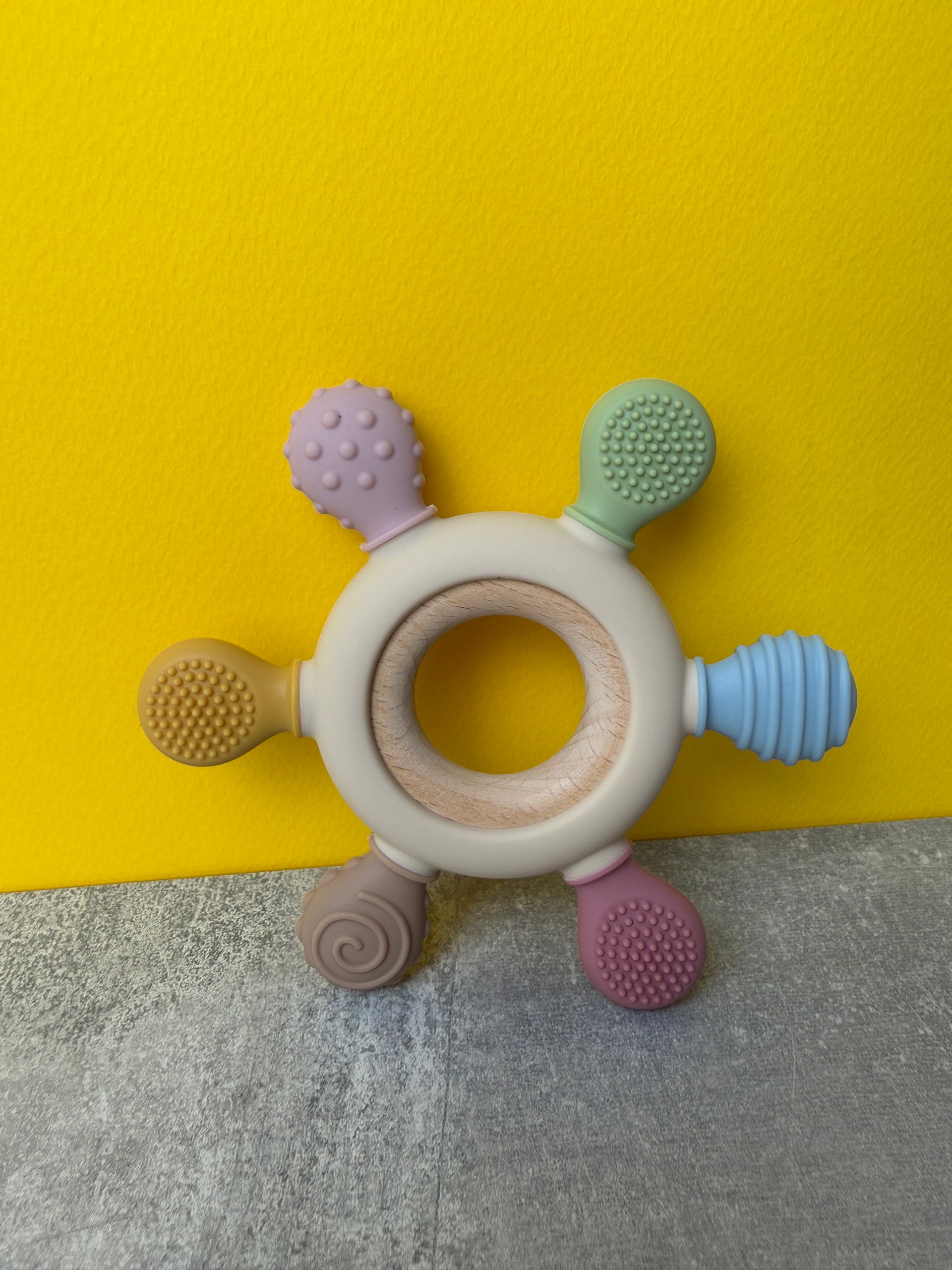 Jucărie de Dentiție Multisenzorial - Inel de dentiție din lemn și silicon - Bej. 0+