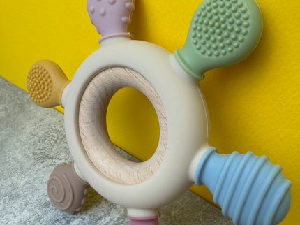 Jucărie de Dentiție Multisenzorial - Inel de dentiție din lemn și silicon - Bej. 0+ - Bebeboo - Totul pentru copii. Jucării, Hăinuțe, Perne, Mobilier, Textile