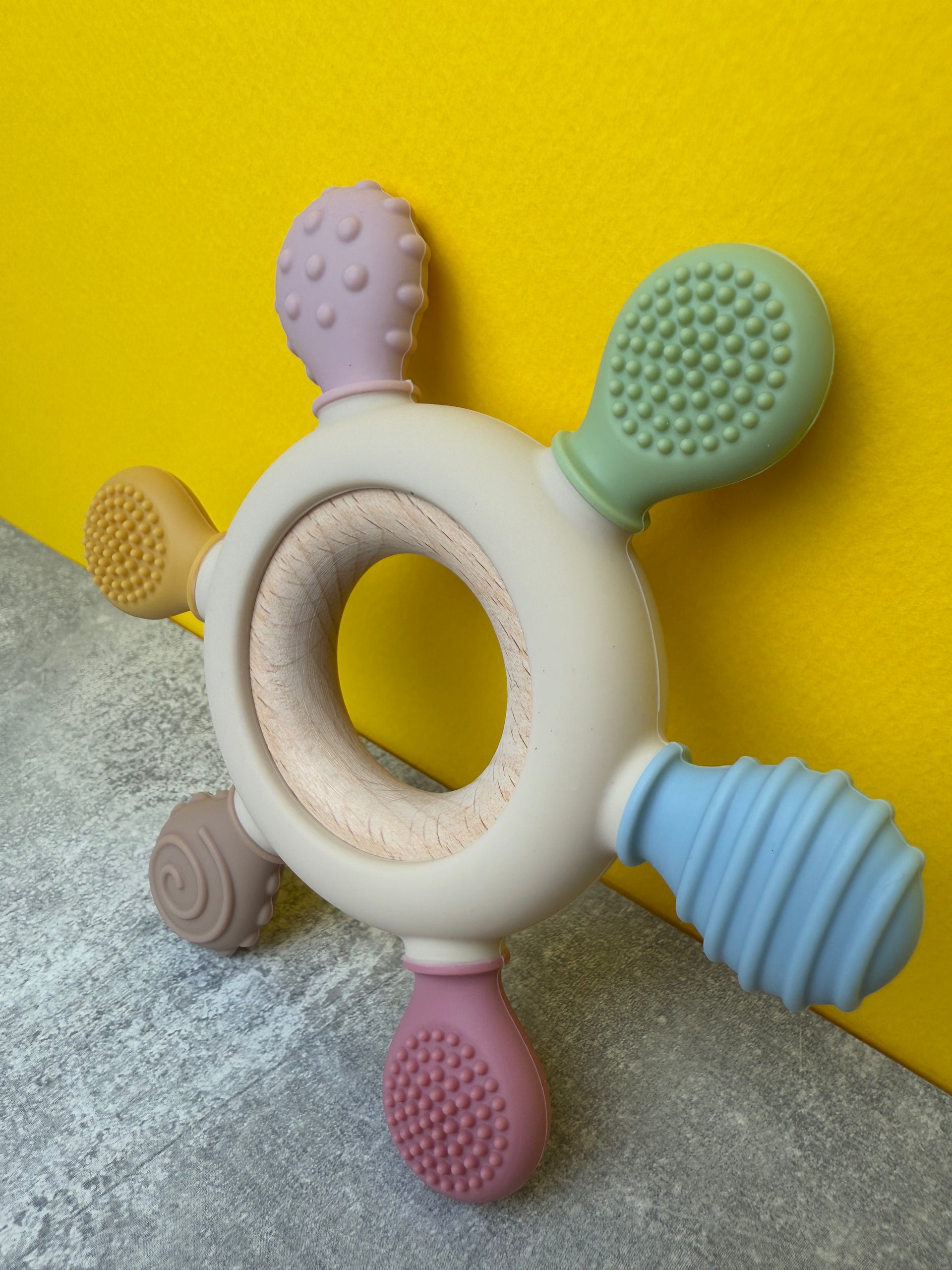 Jucărie de Dentiție Multisenzorial - Inel de dentiție din lemn și silicon - Bej. 0+