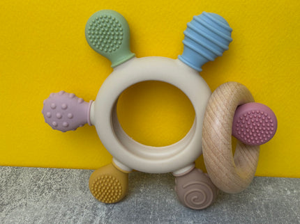 Jucărie de Dentiție Multisenzorial - Inel de dentiție din lemn și silicon - Bej. 0+ - Bebeboo - Totul pentru copii. Jucării, Hăinuțe, Perne, Mobilier, Textile