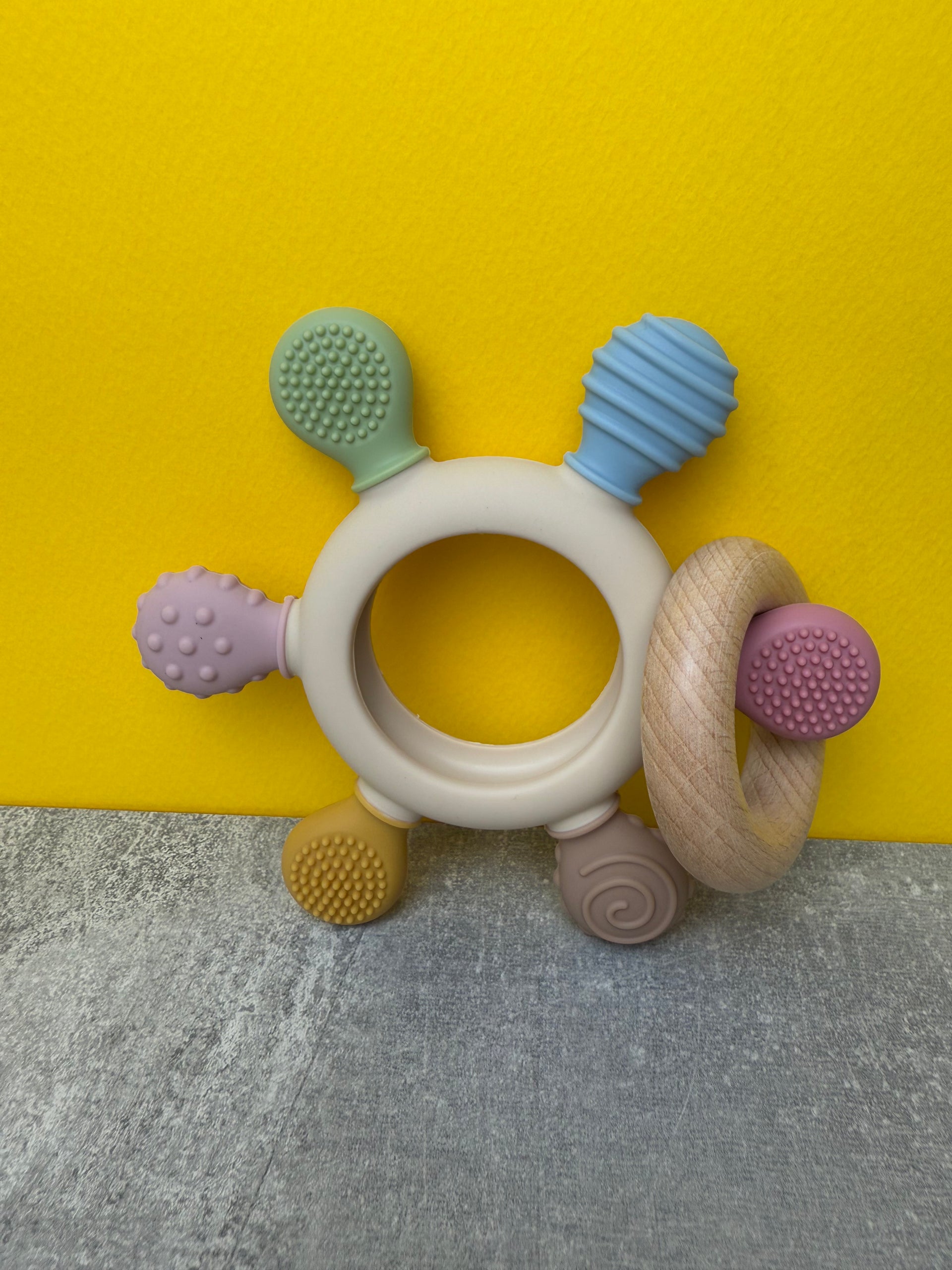 Jucărie de Dentiție Multisenzorial - Inel de dentiție din lemn și silicon - Bej. 0+