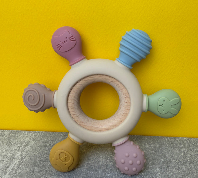 Jucărie de Dentiție Multisenzorial - Inel de dentiție din lemn și silicon - Bej. 0+ - Bebeboo - Totul pentru copii. Jucării, Hăinuțe, Perne, Mobilier, Textile
