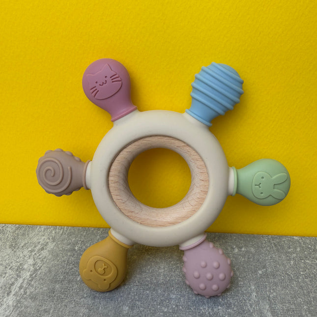 Jucărie de Dentiție Multisenzorial - Inel de dentiție din lemn și silicon - Bej. 0+ - Bebeboo - Totul pentru copii. Jucării, Hăinuțe, Perne, Mobilier, Textile