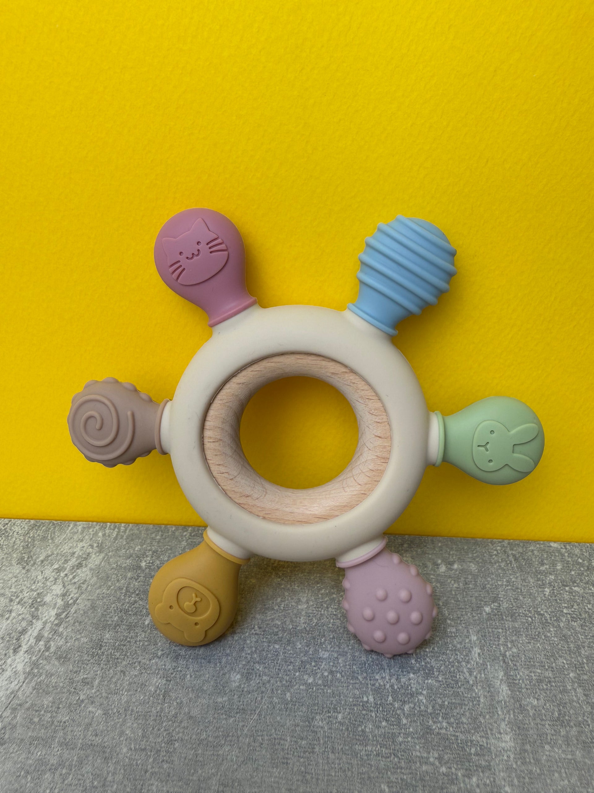 Jucărie de Dentiție Multisenzorial - Inel de dentiție din lemn și silicon - Bej. 0+